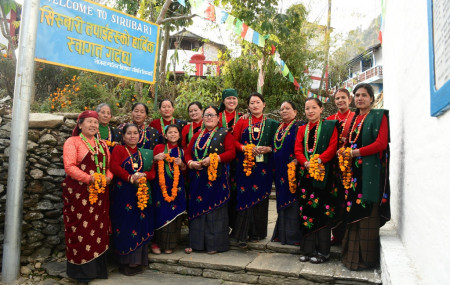 नेपालकै पहिलो पर्यटन गाउँ स्याङ्जाको सिरुबारीमा पर्यटकलाई स्वागत गर्न बसेका महिलाहरू। तस्बिरः सेतोपाटी